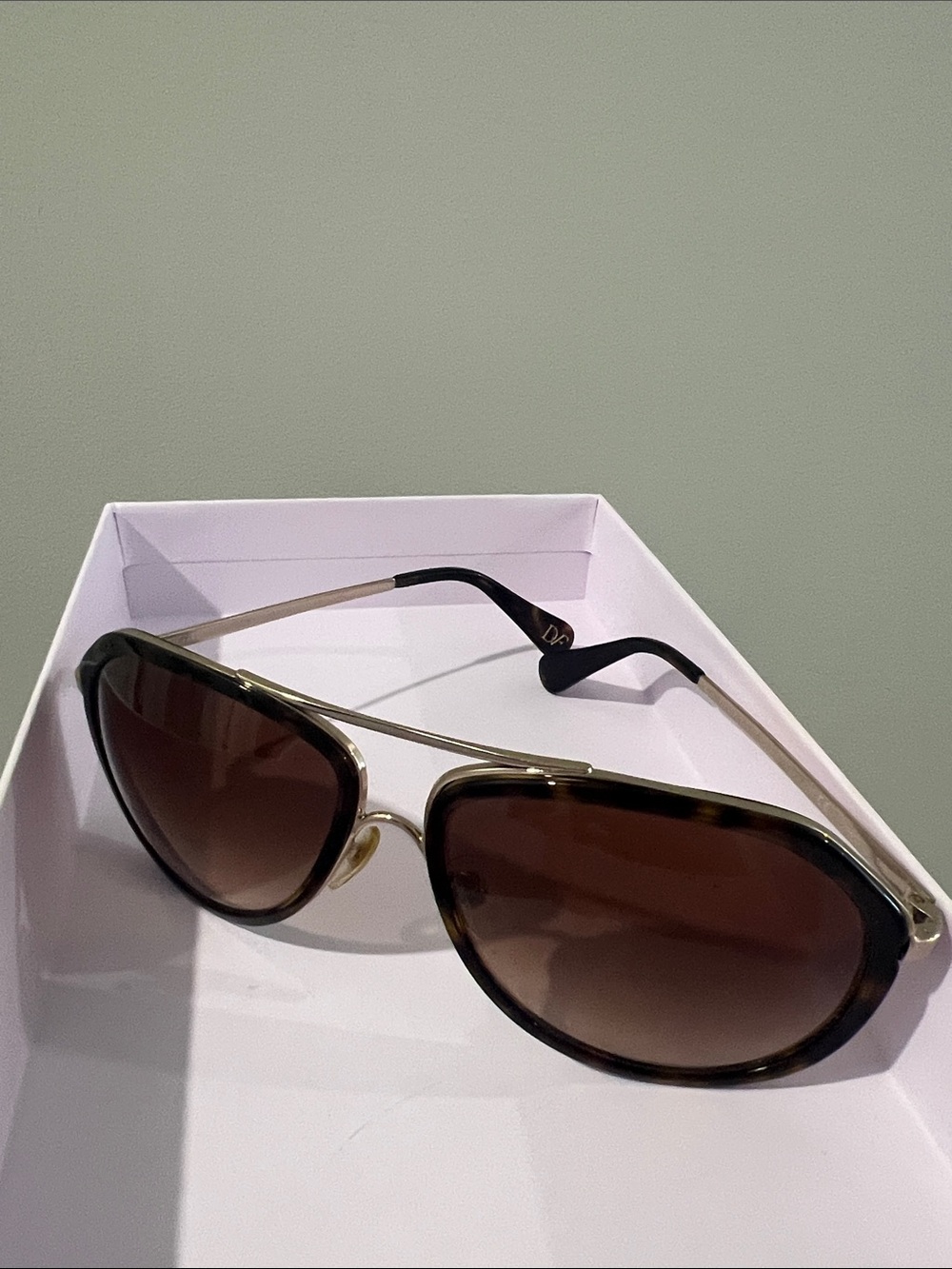 Aviator Sunglasses with Tortoiseshell Frame and Brown Gradient Lenses